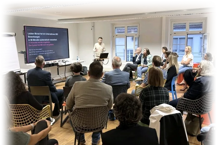 Lukas Huber unterrichtet einen vollen Workshop-Raum in Luzern