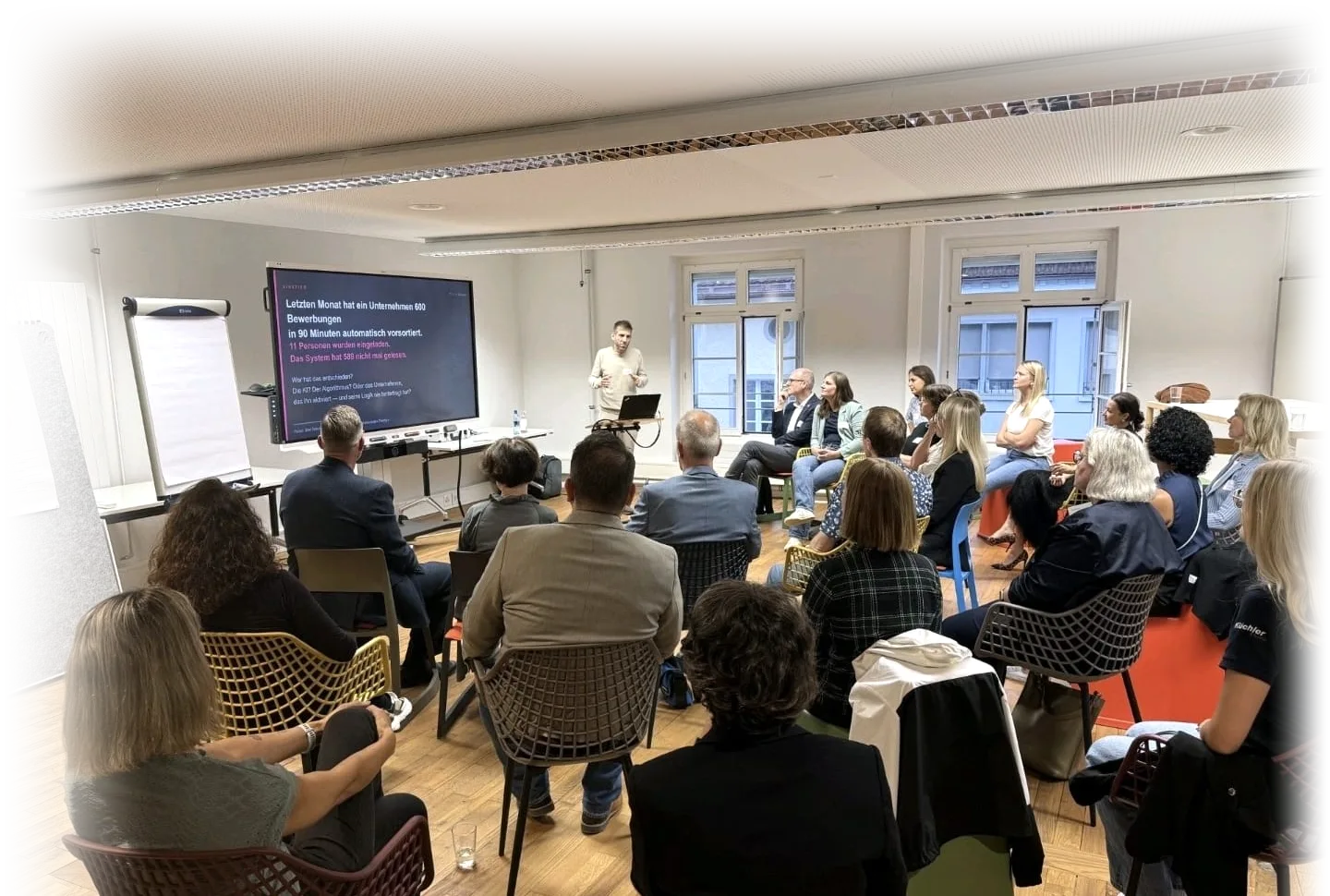 Lukas Huber leitet einen KI-Workshop mit einem Schweizer Team