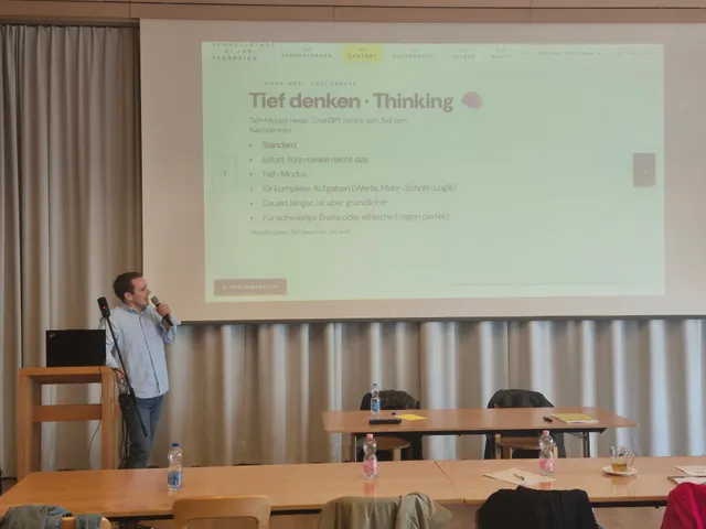 Lukas Huber mit Mikrofon vor einer ChatGPT-Folie im Workshopraum